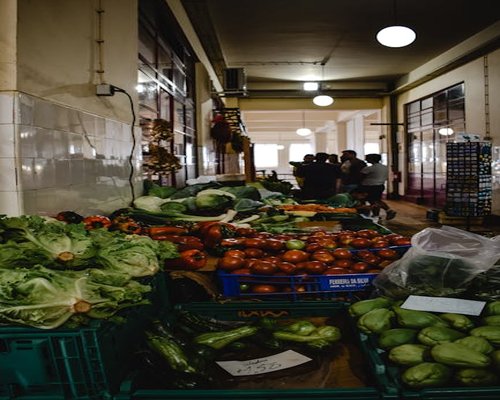 Verduras, frutas y legumbres frescas en un mercado tradicional local.